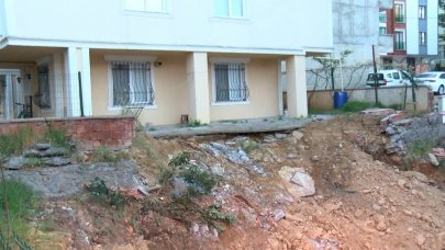 Temel kazısında yan binanın istinat duvarı çöktü!