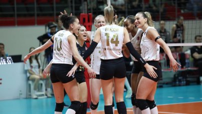 Vakıfbank 3.'lük yolunda set vermedi!