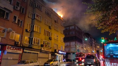 Fatih'te 5 katlı binanın çatısı yandı