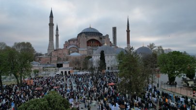 Binlerce kişi bayram namazını Ayasofya Camii'nde kıldı