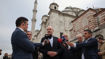 Numan Kurtulmuş bayram namazını Fatih Camii'nde kıldı