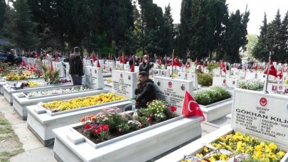 Şehitlikte hüzünlü bayram