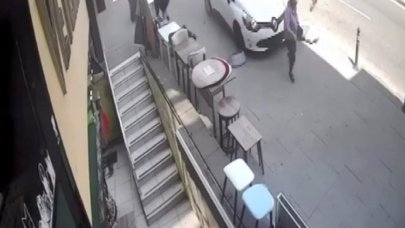 Otomobil, kaldırımda yürüyen kadına çarptı!