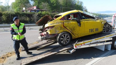 Bariyerlere çarpan ehliyetsiz sürücü takla attı!