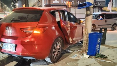 Kaza yapan otomobil aydınlatma direğine çarptı