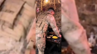 Asker kıyafetli garsonun servis yaptığı restoran nerede, adı ne?