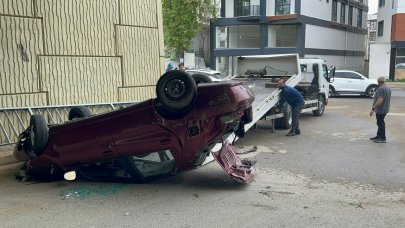 Otomobil alt geçide yuvarlandı!