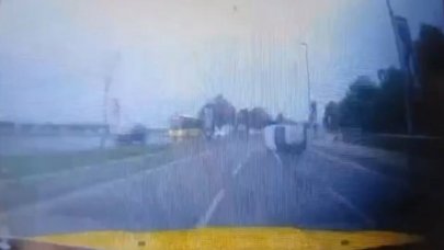 Sahil yolunda otomobil kaldırıma çarpıp yan yattı