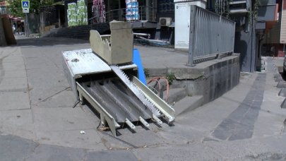 İstanbul'da kaza: Kontrolden çıkan araç iş yerinin duvarına çarptı