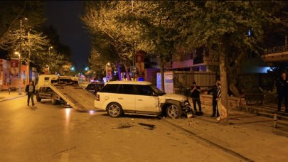 Alkollü sürücü park halindeki 2 polis aracına çarptı