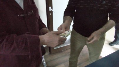 Yolda bulduğu 2 bin 50 Euro'yu sahibine teslim etti