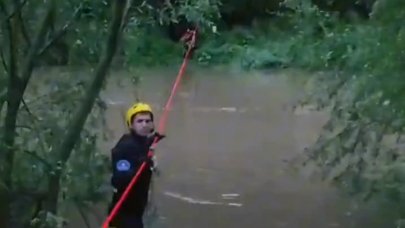 Dere kenarında mahsur kalan 5 kişiyi itfaiye kurtardı