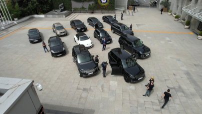 İstanbul’da lüks otomobil kaçakçılarına operasyon: Araçlar emniyette sergilendi