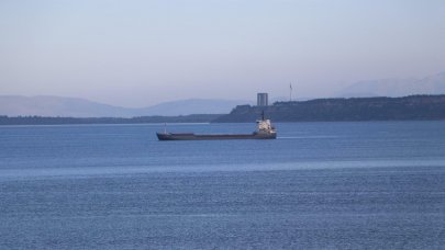 Boğazda yanan gemi, limana demirledi