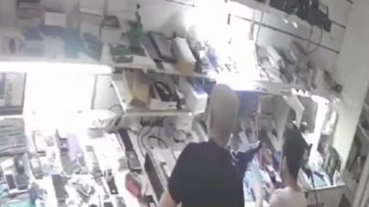 Tamir ettiği sırada telefon patladı, çalışanların korkusu ise an bean kameraya yansıdı!