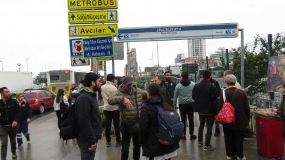1 Mayıs'ta ulaşım önlemleri zorluk çıkardı: Kimi bariyerlerden atladı kimi treni kaçırdı