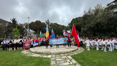 Medeniyetler Buluşması temasıyla halk oyunları gösterisi
