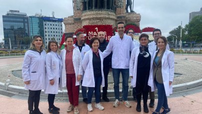 Hekim Birliği Sendikası Cumhuriyet Anıtı'na çelenk bıraktı