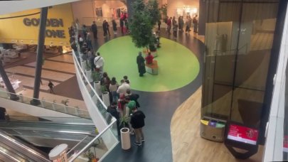 Bakırköy'de indirimli cep telefonu kuyruğu