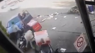 Motokurye ile otomobil kafa kafaya çarpıştı: Feci kaza kamerada