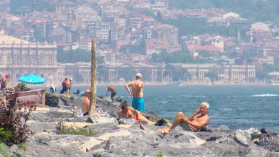 İstanbul'da sıcaktan bunalan vatandaşlar soluğu Sarayburnu Sahili'nde aldı