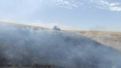 Biçerdöver alev aldı, yüzlerce dönümlük arazi kül oldu