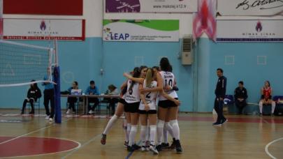 Büyükçekmece Voleybol'un liderlik serüveni sürüyor