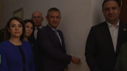 CHP lideri Özgür Özel, ışık kapatma eylemine böyle katıldı!