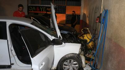 Tokat’ta karşı şeride geçen otomobil, park halindeki araçları çarptı