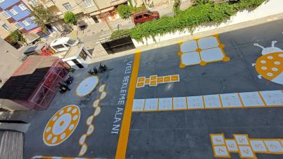 Bağcılar'da eğitim öğretim öncesi okul bahçeleri rengarenk boyandı