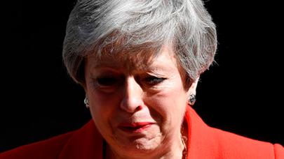 Theresa May gözyaşlarıyla istifa edeceği günü açıkladı