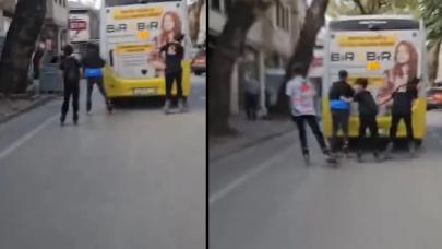 Bursa'da patenli gençler trafikte tehlike saçtı: Otobüsün arkasına tutunarak ilerlediler