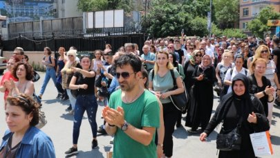 Sınavdan çıkan alkışla karşılandı