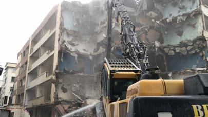 Bakırköy’de riskli binanın yıkımı başladı!