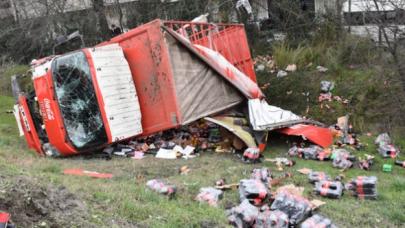Gaziosmanpaşa'da lüks araçla çarpışan kamyon şaranmole yuvarlandı