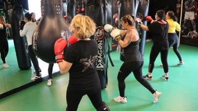 Kadınlar kick boksla savunmayı öğreniyor