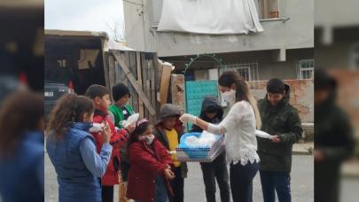 Tüm mahalleye maske dağıttı