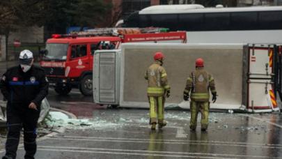 Esenler'de kamyon devrildi: Sürücü yara almadan kurtuldu