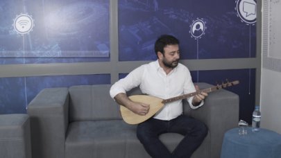 Başkan Akpolat hem çaldı hem söyledi