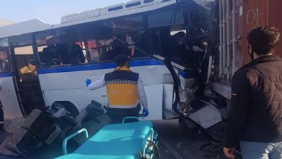 Korkunç kaza! İşçi servisi, park halindeki TIR'a çarptı: 1 ölü, 15 yaralı