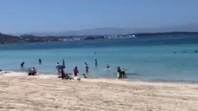 Çeşme'de çocuklar 4 saatlik izinde denize girip serinledi