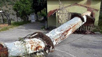 Ankara'da şiddetli rüzgar, cami minaresini yıktı