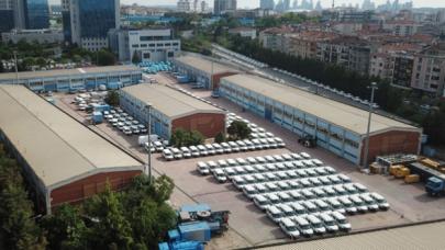 İSKİ'nin bahçesinde dikkat çeken yüzlerce araç