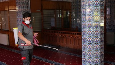 Ümraniye'de camilere Kabe kokusu sıkıldı