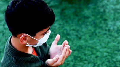 Mahmutbey Stadyumu'ndaki bayram namazına çocuklardan yoğun ilgi