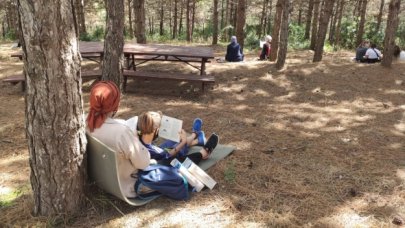 Ağaç gölgesinde kitap okudular