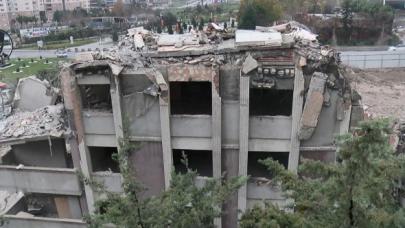 Beylikdüzü'nde kontrollü yıkımda binanın bir kısmı çöktü, yan binanın camları kırıldı