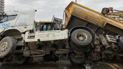Beylikdüzü'nde yol çöktü hafriyat kamyonu devrildi