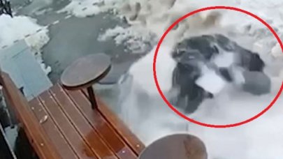 Kar kütlesi çatıdan yolda yürüyen kadının üstüne düştü. İşte o anlar…