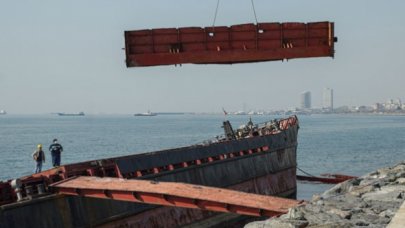 Zeytinburnu'nda karaya oturan geminin sökülen parçaları karaya taşınıyor